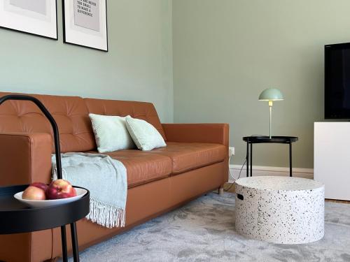 a living room with a couch and a bowl of apples at neues trendy Appartement in Hannover in Hannover