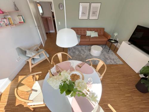 a living room with a table and chairs and a couch at neues trendy Appartement in Hannover in Hannover