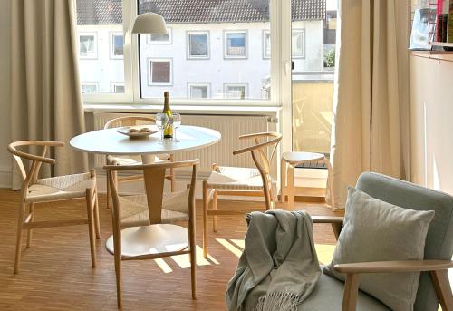 a dining room with a table and chairs and a window at neues trendy Appartement in Hannover in Hannover