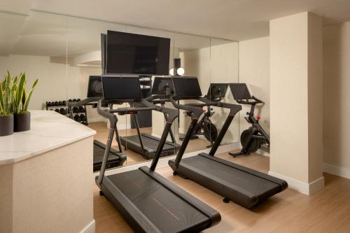 Fitness centrum a/nebo fitness zařízení v ubytování Aura Hotel Times Square Newly Renovated