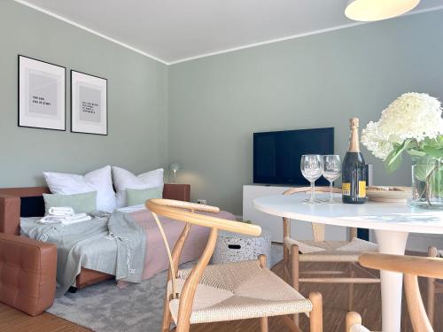 a living room with a table and a couch at neues trendy Appartement in Hannover in Hannover