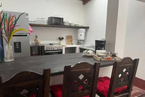 Una cocina o cocineta en T2-House 10 guests 3 blocks away from central park