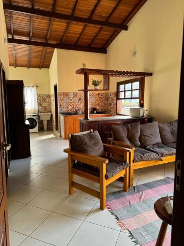 una sala de estar con un sofá y una mesa en Casa Campos, en Paraty