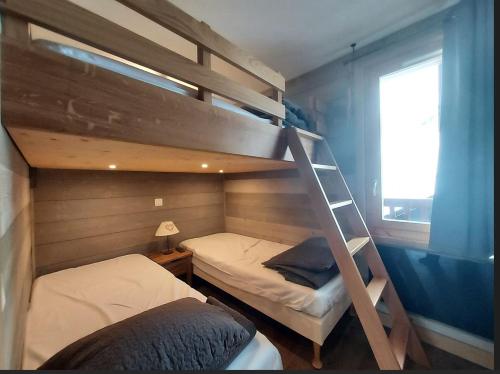 - 2 lits superposés dans un dortoir avec une échelle dans l'établissement Appartement 4-6p Belle Plagne, skis aux pieds, vue montagne, ensoleillé, à La Plagne Tarentaise