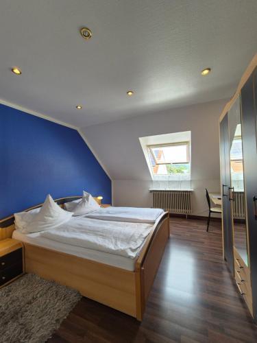 Postel nebo postele na pokoji v ubytování Hotel am Schenkelberg