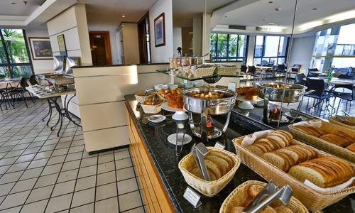 ブラジリアにあるAlugueasy - Hotel Metropolitanのたくさんの料理が並ぶレストランのビュッフェ