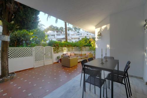 2039 Cozy Beachfront Apartment on Golden Beach