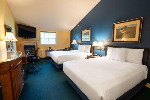 Ένα ή περισσότερα κρεβάτια σε δωμάτιο στο Fireside Inn & Suites Waterville