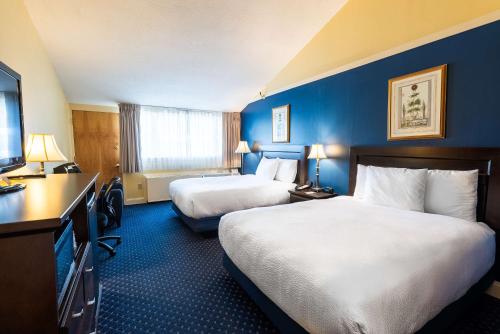 Ένα ή περισσότερα κρεβάτια σε δωμάτιο στο Fireside Inn & Suites Waterville