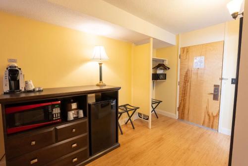 Η κουζίνα ή μικρή κουζίνα στο Fireside Inn & Suites Waterville