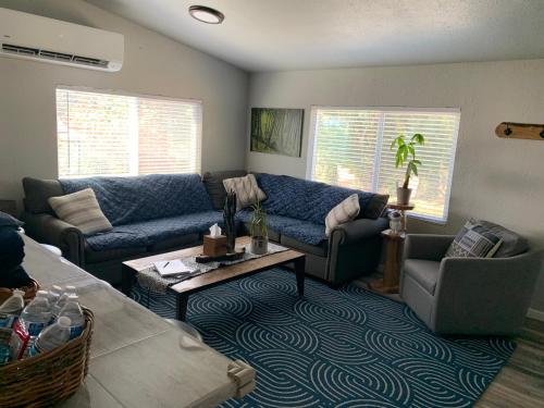 a living room with two couches and a table at The Sequoia guesthouse in Miramonte