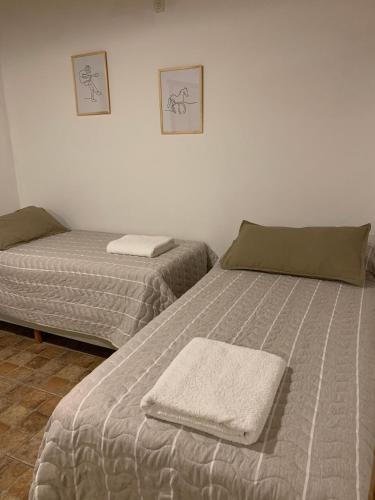 a bedroom with two beds with towels on them at La Trinidad Casa de Campo in San José