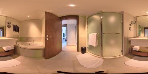 Koupelna v ubytování Address Beach Resort Marassi Serviced Apartment One Bedroom Suite, Partial Marina View