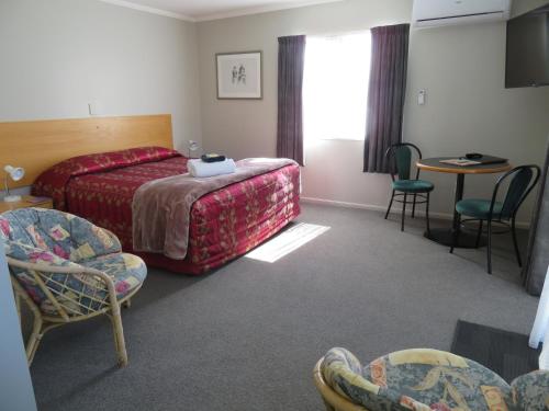 Ένα ή περισσότερα κρεβάτια σε δωμάτιο στο Commodore Court Motel