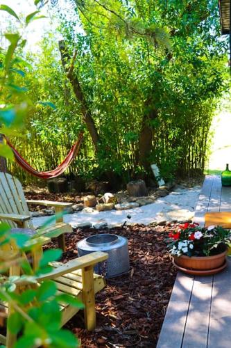 a garden with a bench and a fire pit at Casa Seahorses b Cottage in Sintra