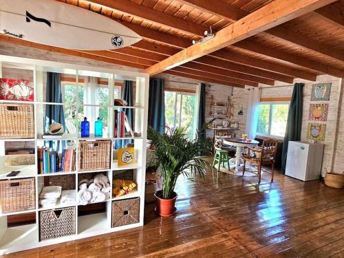 una sala de estar con una gran estantería blanca en Casa Seahorses b Cottage, en Sintra