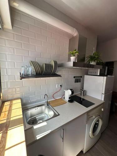 eine Küche mit Spüle und Arbeitsplatte in der Unterkunft Apartamento Tahoní Tarifa Centro in Tarifa