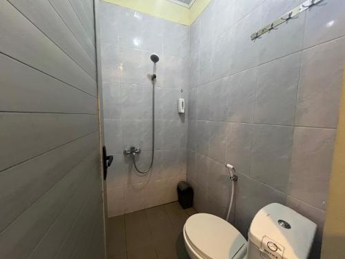 MargawinduにあるKampung Karuhan Eco Green Park Sumedangのトイレとシャワー付きのバスルーム