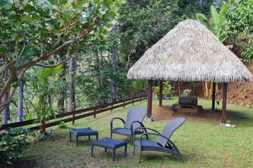 Un jardín fuera de Enjoy Camanukea Lodge