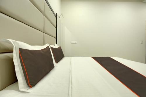 Katil atau katil-katil dalam bilik di Collection O Ovel Hotel Grand