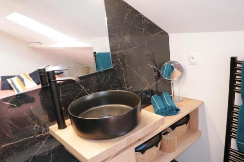 La salle de bains est pourvue d'un lavabo et d'un grand bol. dans l'établissement Appart Dijon, 4 couchages, Centre ville historique, à Dijon