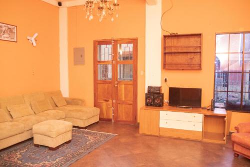 a living room with a couch and a tv at La Casa de Nina in Juayúa