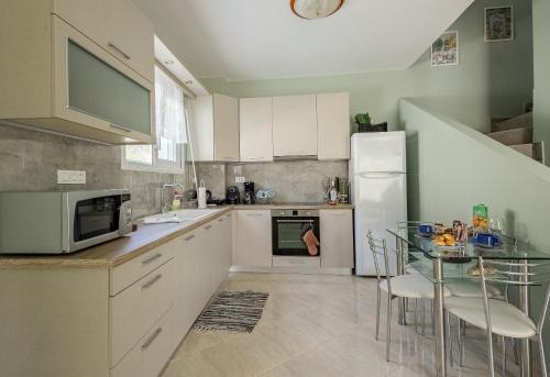 Кухня или мини-кухня в Helen's House at Ratzakli
