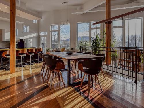 a kitchen and dining room with a table and chairs at Le Willow Exitchalets Lake, Billard & Spa in Val-David