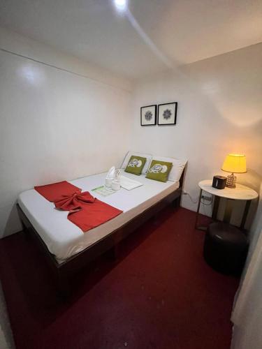 Postel nebo postele na pokoji v ubytování Courtyard Hotel