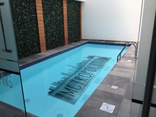 ein Swimmingpool mit der Aufschrift „Open“ darauf in der Unterkunft Departamento amueblado de lujo in La Concepción