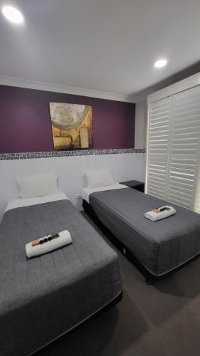 two beds in a room with two beds sidx sidx sidx at Jesmond Executive Villas in Newcastle