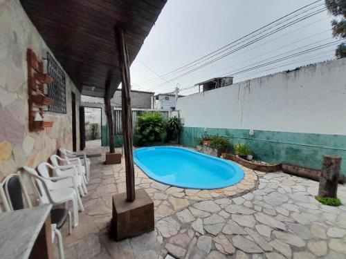 a swimming pool in the middle of a patio at Casa 2 quartos com piscina em Natal RN 5 minutos da praia in Natal