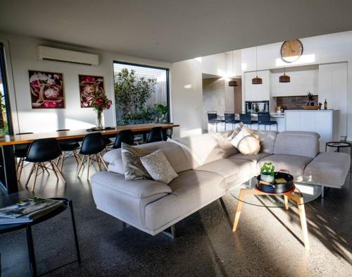 Χώρος καθιστικού στο Luxury Modern Farm Stay with Country Living