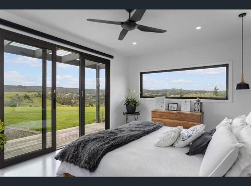 Ένα ή περισσότερα κρεβάτια σε δωμάτιο στο Luxury Modern Farm Stay with Country Living