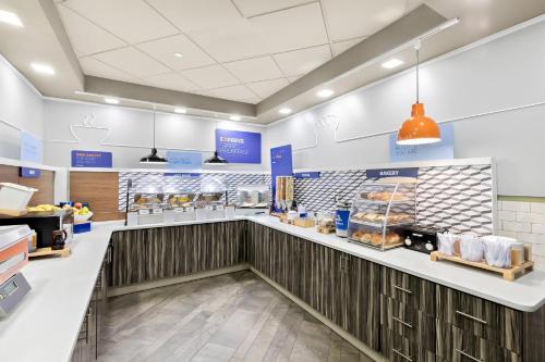 Holiday Inn Express Atlanta Galleria-Ballpark Area, an IHG Hotel Image