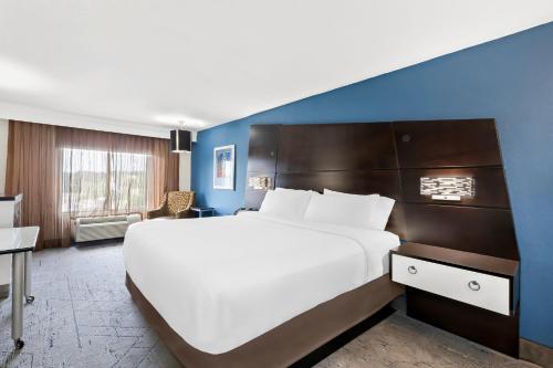 Holiday Inn Express Atlanta Galleria-Ballpark Area, an IHG Hotel Image