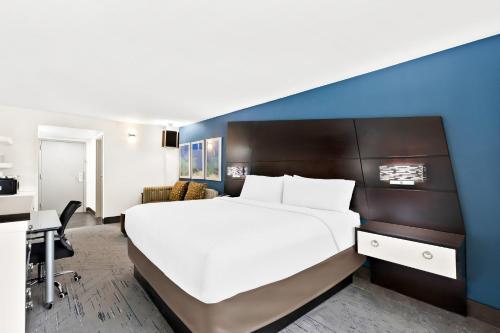 Holiday Inn Express Atlanta Galleria-Ballpark Area, an IHG Hotel Image