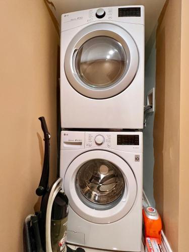 a dryer and a washing machine in a room at Cozy Home Near Transit & Hillcrest Mall with Free Parking in Richmond Hill