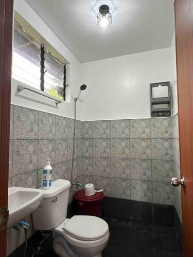 Bilik mandi di Andrei Holiday House