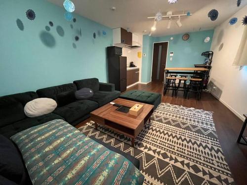 a living room with a couch and a table at Rakuna Inn 動 Sasazuka in Tokyo