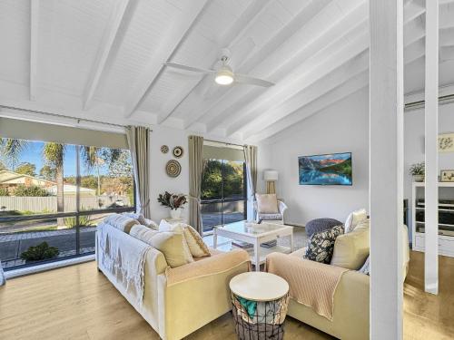 Χώρος καθιστικού στο Pet-friendly Private Retreat with Large Backyard
