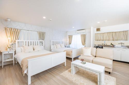 大阪市にあるビジュースイーツ グランピアの白い部屋(ベッド1台、ソファ付)