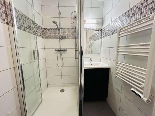 ル・プリガンにあるCharmant T2 près de la plage avec balcon, parking et commodités à pied - 4 pers, Le Pouliguen - FR-1-245-195のシャワーと洗面台付きのバスルーム