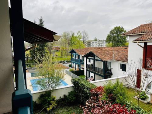 une vue aérienne d'une maison avec piscine dans l'établissement Appartement T2 avec piscine, proche thermes, terrasse, parking, petit animal OK, Cambo-les-Bains - FR-1-495-142, à Cambo-les-Bains
