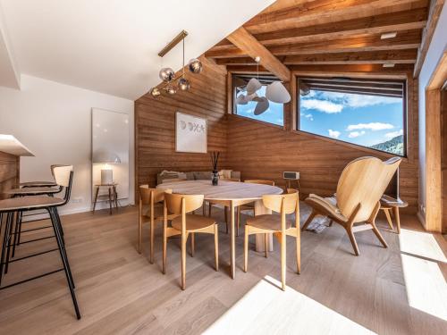 une salle à manger avec une table et des chaises dans l'établissement Bel appartement moderne à Méribel Mottaret avec terrasse - 6 pers - FR-1-613-118, à Les Allues