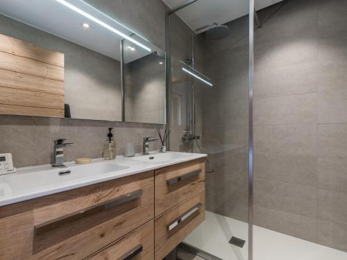 une salle de bain avec un lavabo et une douche dans l'établissement Bel appartement moderne à Méribel Mottaret avec terrasse - 6 pers - FR-1-613-118, à Les Allues