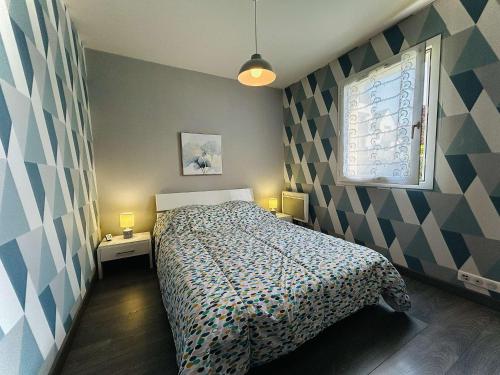 une petite chambre avec un lit et une fenêtre dans l'établissement Appartement 2 pièces cabine avec jardin, proche centre et marché - 4 couchages, Le Pouliguen - FR-1-245-208, au Pouliguen