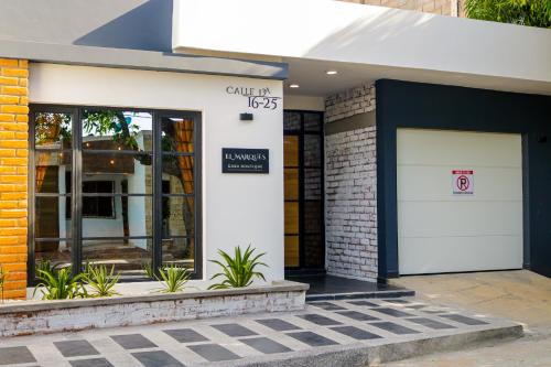 a building with a garage with a no parking sign at El marqués casa boutique in Ríohacha