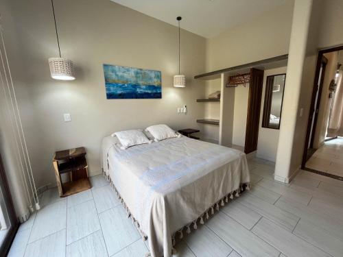 Un dormitorio con una cama grande con dos almohadas. en Los Gallos - Suite, en Lo de Marcos