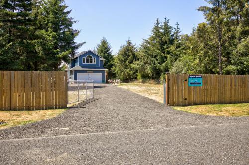Φωτογραφία από το άλμπουμ του Ocean Front! Walk to Beach, Fenced Yard, Vacation Beach House σε Ocean Shores